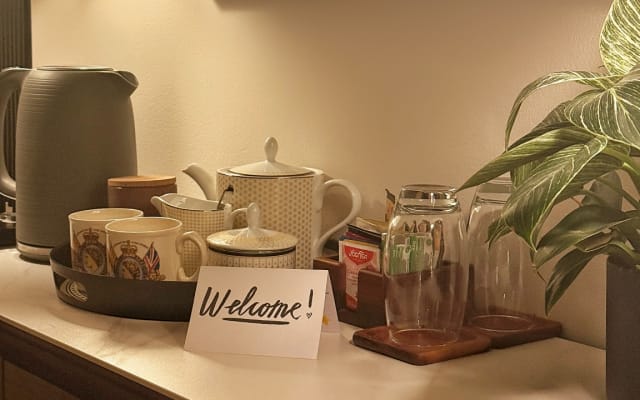 Private King Room | Near AZ & Train Links