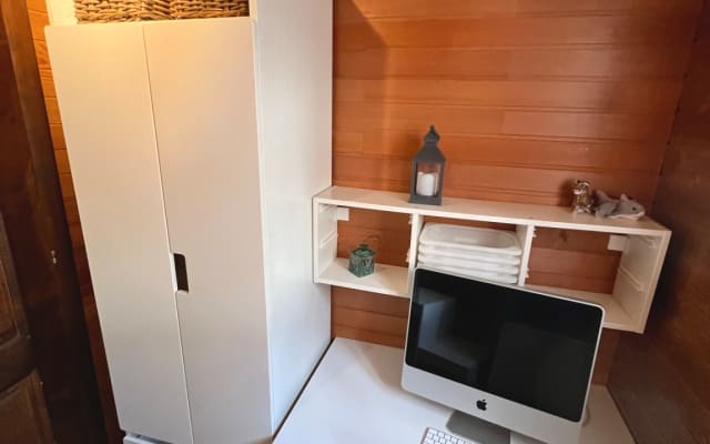 L'annuncio di Mark su misterb&b - Dedicated workspace in small bedroom. The Mac is no longer there - it's just for show. You likely will have a more up-to-date computer! 😅