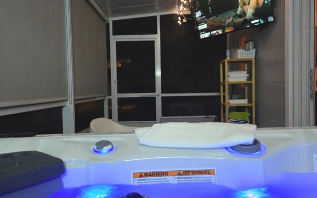 Kevins Inserat auf misterb&b - Hot tub and TV on the patio