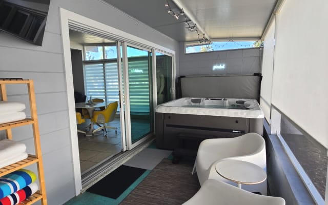 Kevins Inserat auf misterb&b - Private screened in patio to relax and unwind. 