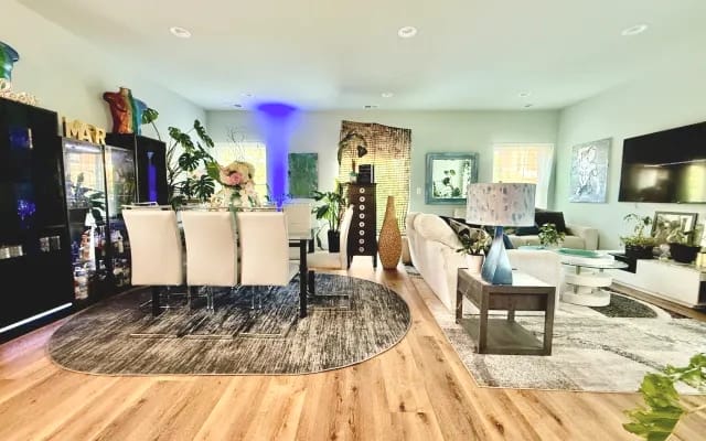 Penthouse Host - RM2 - The Most of Your Vacation, Steps to Bars