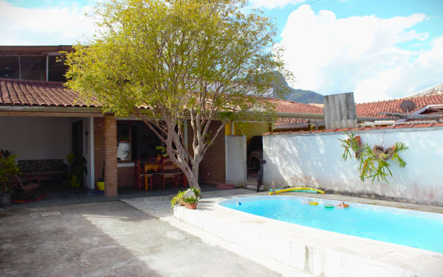 Chambre privée avec piscine dans une maison à Caraguatatuba