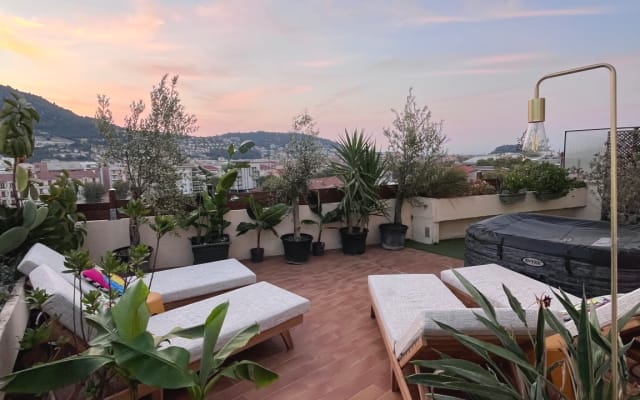 Dachgeschosswohnung im Stadtteil Pasteur in Nizza mit großer Terrasse