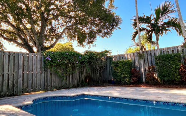 Wilton Villa - Private Room+Private entry  with Heated pool
