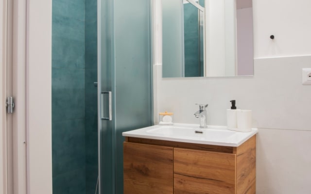 Metro C Gardenie, modern, comfortable, private bathroom. - Picture 9