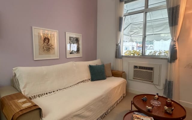 Comfortable apartment two blocks from the sea in Copacabana