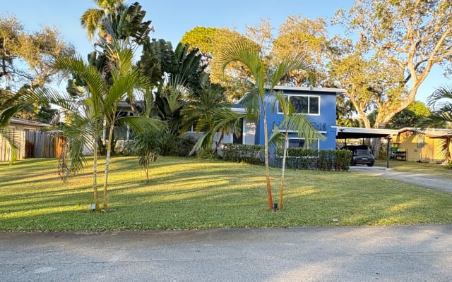 Sunny Prvt room,  in Shared home/Ft Lauderdale