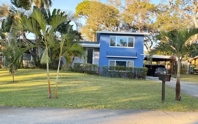 2 Sunny Rooms, Private Bath, Sharing Home Ft Lauderdale.