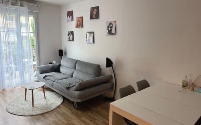 Bella camera in appartamento moderno con balcone