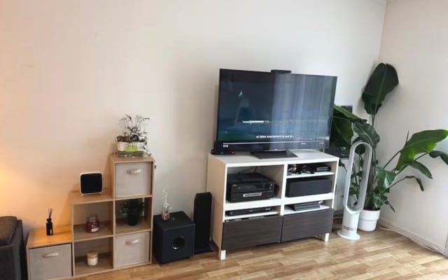 Bella camera in appartamento moderno con balcone