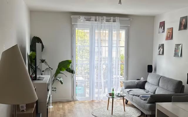 Bella camera in appartamento moderno con balcone