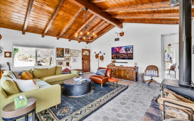 Desert Nest — 2bd cabin on ridge w/ mountain views
