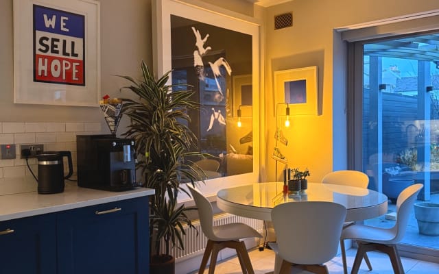 The Art Rocker, Modern, cozy home w/ large Dbl room, 5Km from city