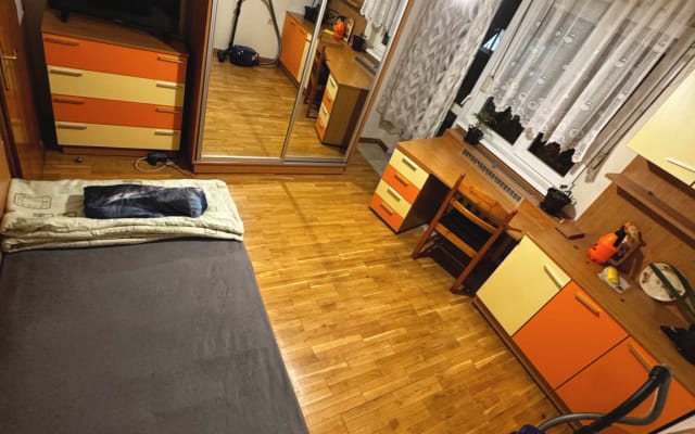 Bonita habitación en el barrio tranquilo a 10 min. del centro
