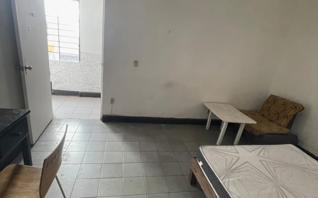 Einfaches Zimmer, für eine Übernachtung in einer sicheren Gegend.