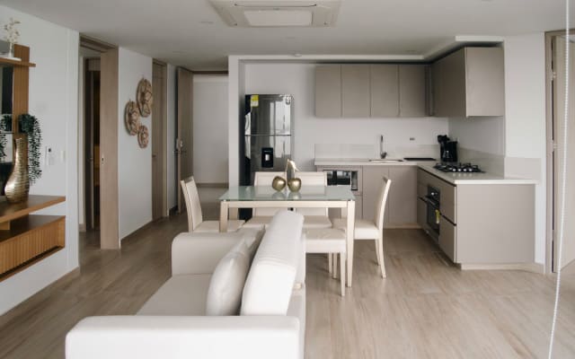 Piso 14 de lujo 2BR-Jacuzzi Balcón-Cerca del aeropuerto
