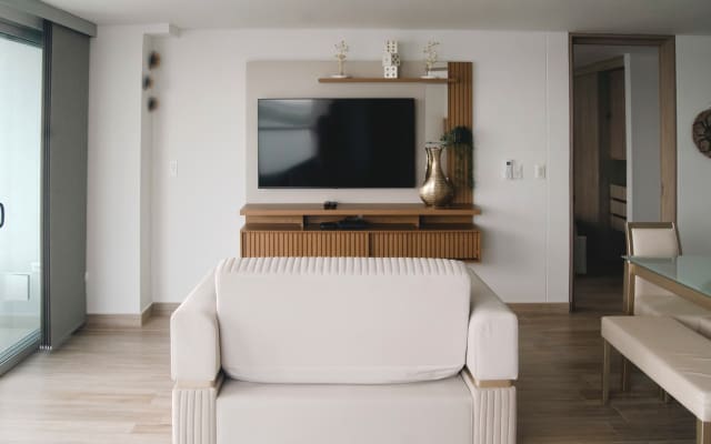 Piso 14 de lujo 2BR-Jacuzzi Balcón-Cerca del aeropuerto - Foto 7