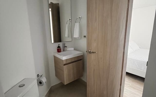 Piso 14 de lujo 2BR-Jacuzzi Balcón-Cerca del aeropuerto - Foto 9