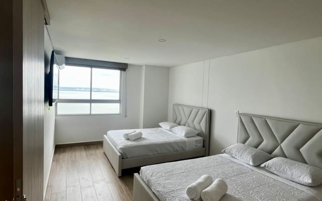 Piso 14 de lujo 2BR-Jacuzzi Balcón-Cerca del aeropuerto - Foto 10