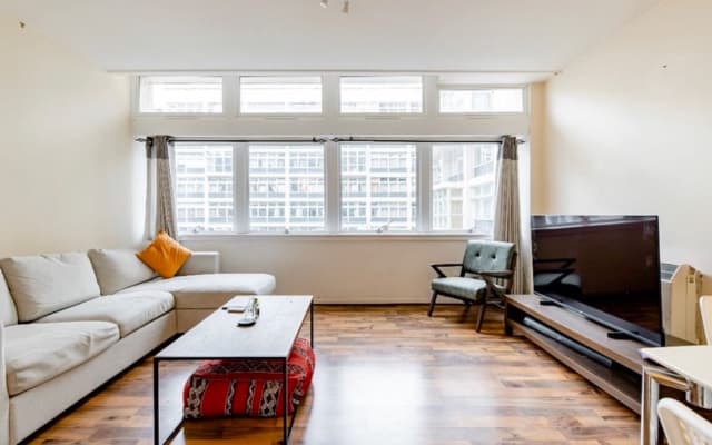 Double room with en-suite in zone 1 London heart of gay village