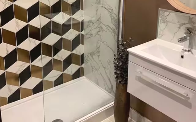 Quarto Duplo Moderno e Limpo com Casa de Banho Privada