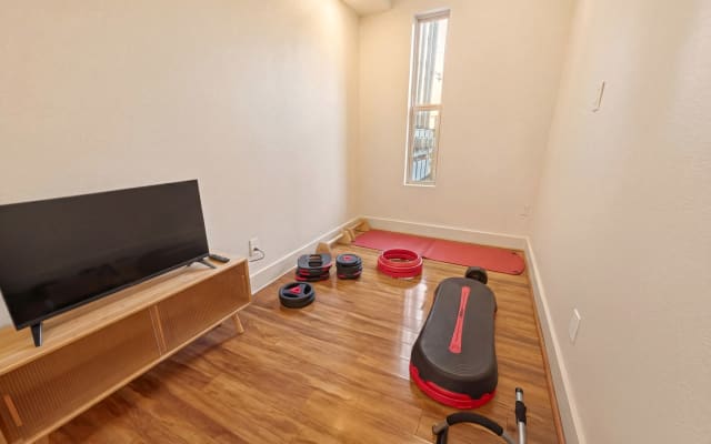 Modern 3BR Designer Home Fast WiFi 10-min Downtown