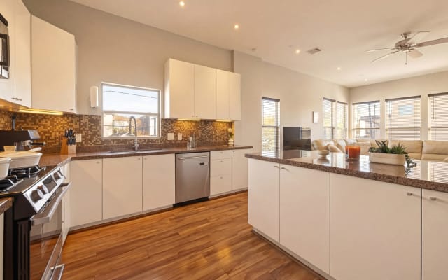 Modern 3BR Designer Home Fast WiFi 10-min Downtown - Picture 14