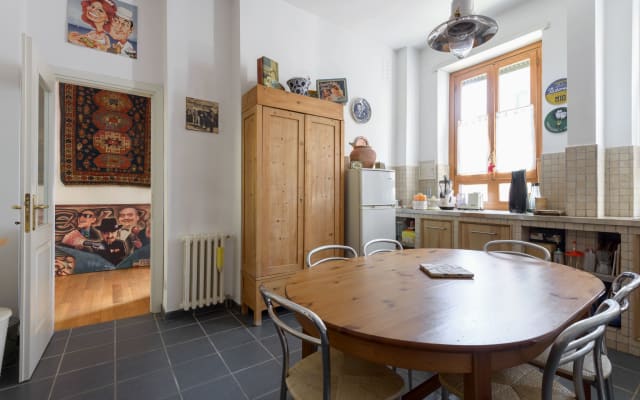 L'annuncio di Gianbattista su misterb&b - LA CUCINA Completamente attrezzata e munita di un ampio tavolo è il luogo dove preparare e gustare pietanze ma anche il posto giusto per scambiare quattro chiacchiere sorseggiando un tè o una bibita fresca.
