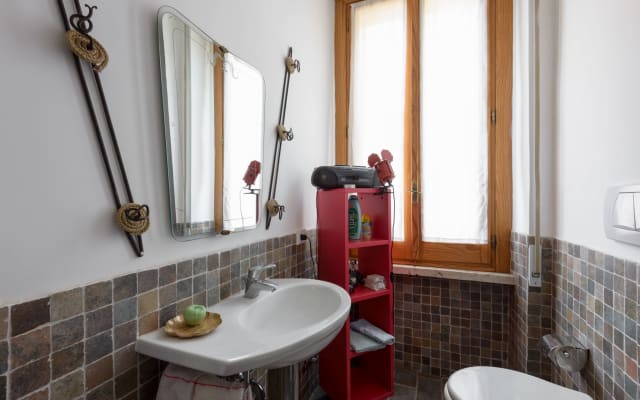 L'annuncio di Gianbattista su misterb&b - BAGNO privato con doccia, curato in ogni dettaglio e dotato di tutti i comfort. Uno spazio luminoso e accogliente, riservato esclusivamente agli ospiti, pensato per offrire momenti di relax e praticità durante il soggiorno.
