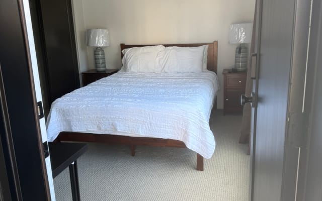 Comfortable private room with private bathroom. - Picture 7
