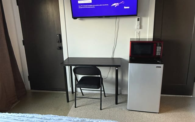 Comfortable private room with private bathroom. - Picture 3