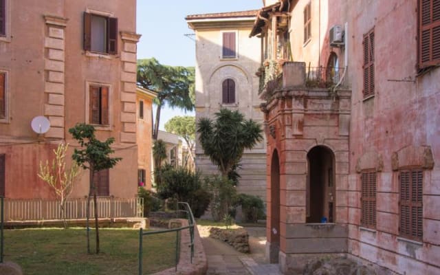 L'annuncio di Gianbattista su misterb&b - Ecco La Garbatella un quartiere unico, un borgo romano autentico fatto di cortili, giardini e architetture del Barocchetto. Un luogo vivace e tranquillo insieme, dove si respira storia, comunità e la vera anima di Roma.