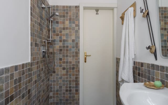 L'annuncio di Gianbattista su misterb&b - BAGNO privato con doccia, curato in ogni dettaglio e dotato di tutti i comfort. Uno spazio luminoso e accogliente, riservato esclusivamente agli ospiti, pensato per offrire momenti di relax e praticità durante il soggiorno.