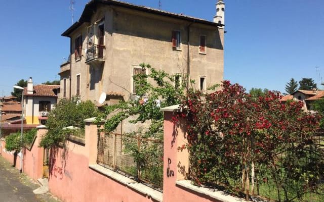 L'annuncio di Gianbattista su misterb&b - Ecco La Garbatella un quartiere unico, un borgo romano autentico fatto di cortili, giardini e architetture del Barocchetto. Un luogo vivace e tranquillo insieme, dove si respira storia, comunità e la vera anima di Roma.