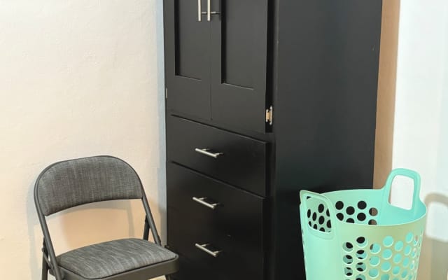 Privatzimmer im Nudistenheim in der Innenstadt