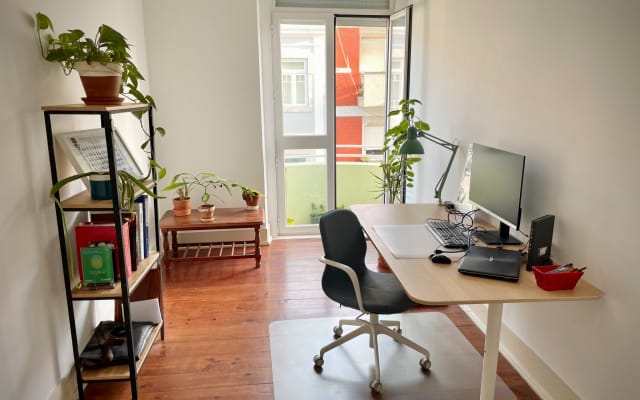 Bright room with annexed private office and balcony