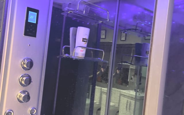 Comfortable  private room near Birmingham Airport.