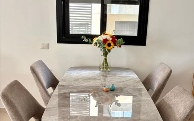 Apartamento con dormitorio y baño privados