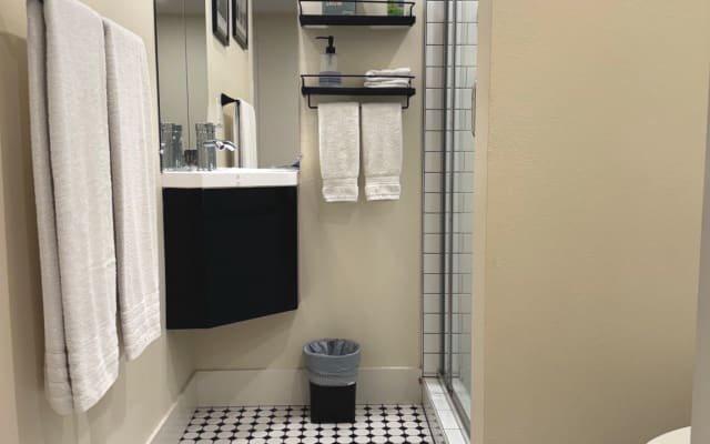 Zacharys Inserat auf misterb&b - Small but functional bathroom bathroom.
