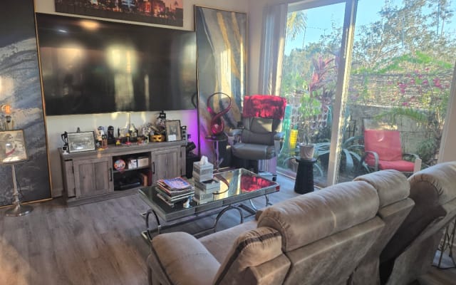 Lovely Private Room & Bath, Pool in Complex, Close to Everything