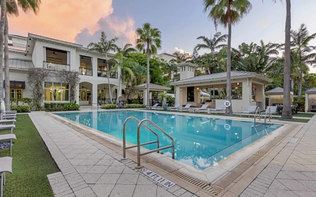 Lovely Private Room & Bath, Pool in Complex, Close to Everything