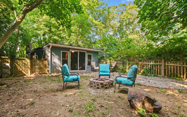 Ardentown Cottage w/ Fireplace, King Bed & Fenced in Yard
