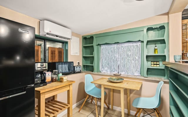 Ardentown Cottage w/ Fireplace, King Bed & Fenced in Yard