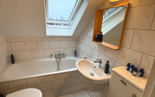 Habitación grande en el último piso de mi casa /baño en suite