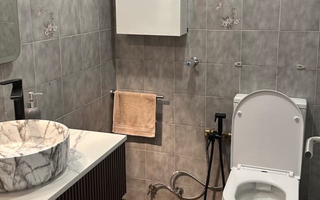 Camera luminosa e confortevole ospitata da una coppia colombiana e brasiliana - Foto 8