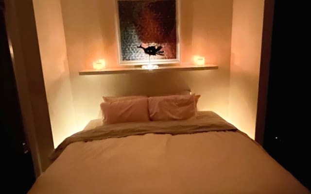 Cliff's listing on misterb&b - King Size sprawl space!
