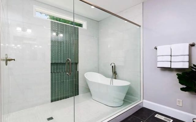Cliff's listing on misterb&b - Soak the stress away in a private garden shower stall.