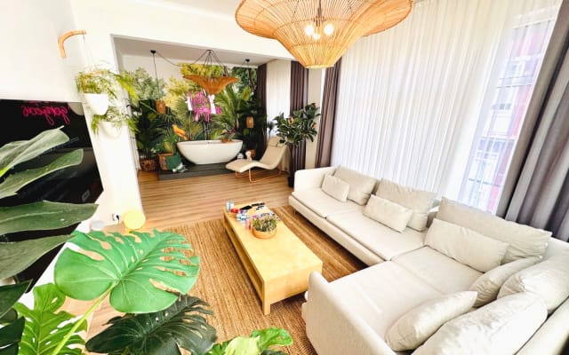 Anuncio de Mustafa en misterb&b - The living room includes a jacuzzi that is occasionally used for therapy sessions and may be unavailable at those times. Outside of sessions, guests are welcome to enjoy the space for TV or conversation by coordinating in advance. Rooms are spacious 