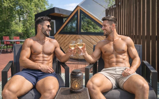 Estancia romántica en una cúpula de cristal y spa con piscina cerca de