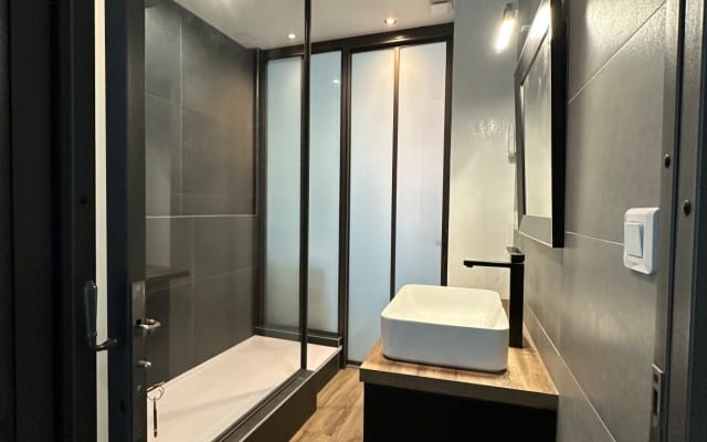 Charming accommodation close to stores and restaurants.